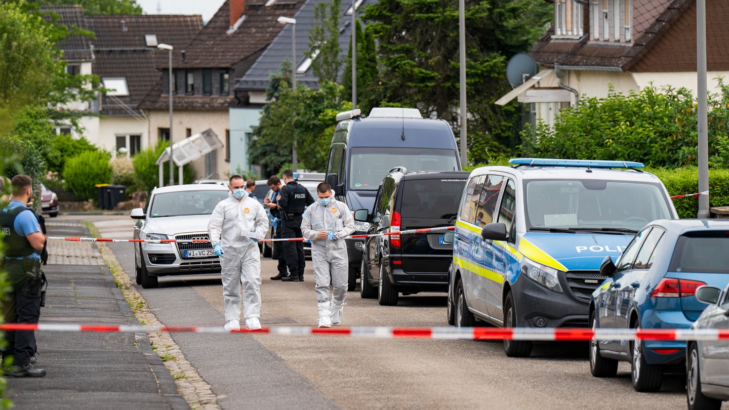 Polizei und Spurensicherung sind vor einem Haus im Wiesbadener Ortsteil Kohlheck. Dort soll ein Mann seine Schwester und seinen Vater getötet haben.