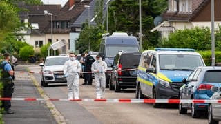 Polizei und Spurensicherung sind vor einem Haus im Wiesbadener Ortsteil Kohlheck. Dort soll ein Mann seine Schwester und seinen Vater getötet haben. 