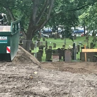 Im Rahmen von Baumaßnahmen am Gelände des Weltkulturerbes Alter Jüdischer Friedhof in Mainz wurde eine 500 Kilogramm schwere Weltkriegsbombe gefunden.