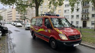 Die Feuerwehr fährt in Mainz mit Lautsprecherwagen durch die Straßen, in denen Häuser wegen der Bombenentschärfung evakuiert werden müssen.