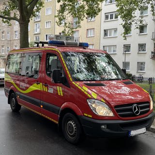 Die Feuerwehr fährt in Mainz mit Lautsprecherwagen durch die Straßen, in denen Häuser wegen der Bombenentschärfung evakuiert werden müssen.