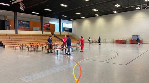 Die von der Evakuierung betroffenen Bewohner werden in der Betreuungstelle in der Sporthalle Am Großen Sand in Mainz-Mombach untergebracht.