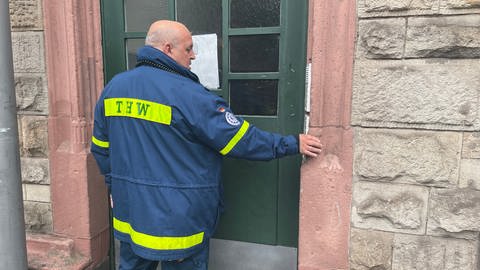 Mitarbeiter von THW, Feuerwehr, Stadt und Polizei machen einen letzten Kontrollgang vor der Bombenentschärfung in Mainz.