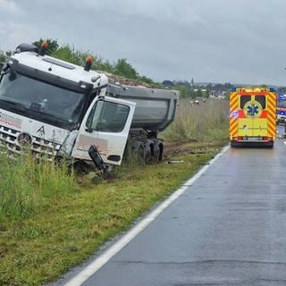 Bei einem Unfall auf der L422 bei Ingelheim sind zwei Menschen gestorben. Ein Kipplaster und eine Wagen der Johanniter waren zusammengestoßen. 