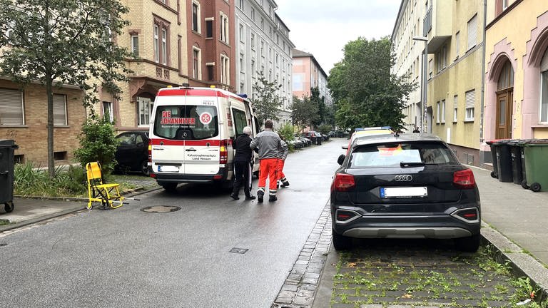 Mitarbeiter eines Rettungsdienstes bringen einen Anwohner in Mainz aus dem Evakuierungsbereich.