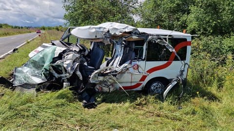 Bei dem Unfalll bei Ingelheim starben die Fahrerin des Johanniter-Wagens und ein Fahrgast. 