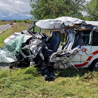 Bei dem Unfalll bei Ingelheim starben die Fahrerin des Johanniter-Wagens und ein Fahrgast. 