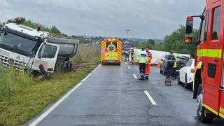 Bei einem Unfall auf der L422 bei Ingelheim sind zwei Menschen gestorben. Ein Kipplaster und eine Wagen der Johanniter waren zusammengestoßen. 