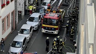 Feuerwehr mit großem Aufgebot in der Mainzer Altstadt im Einsatz