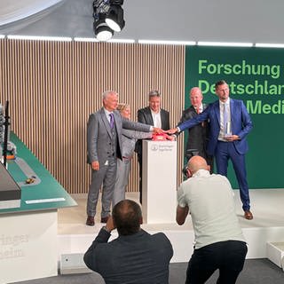 Bundeswirtschaftsminister Robert Habeck und die rheinland-pfälzische Umweltministerin Katrin Eder (beide Grüne) nahmen an der Eröffnung des neuen Ktaftwerks teil. 