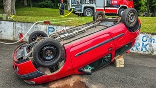 Eine Frau in Kirn landete nach einem Wendemanöver auf Autodach. Die Feuerwehr musste sie befreien. 