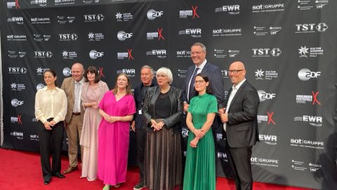 Auf dem roten Teppich zur Premiere der Nibelungen-Festpiele in Worms treffen sich Promis - darunter auch Claudia Roth und RLP-Ministerpräsident Alexander Schweitzer.