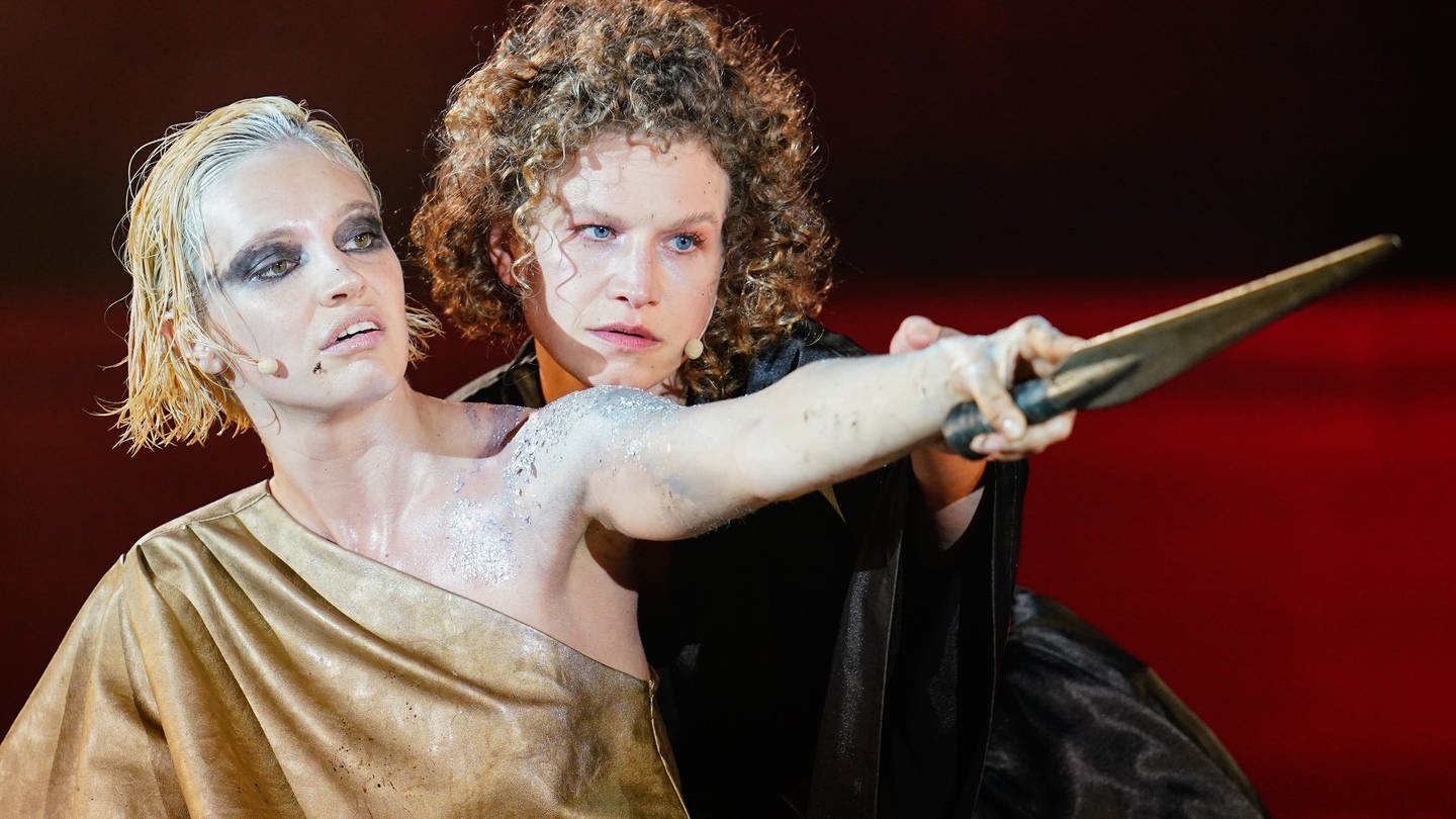 Marta Kizyma (l) als Witta und Yohanna Schwertfeger als Brunhild im Stück 