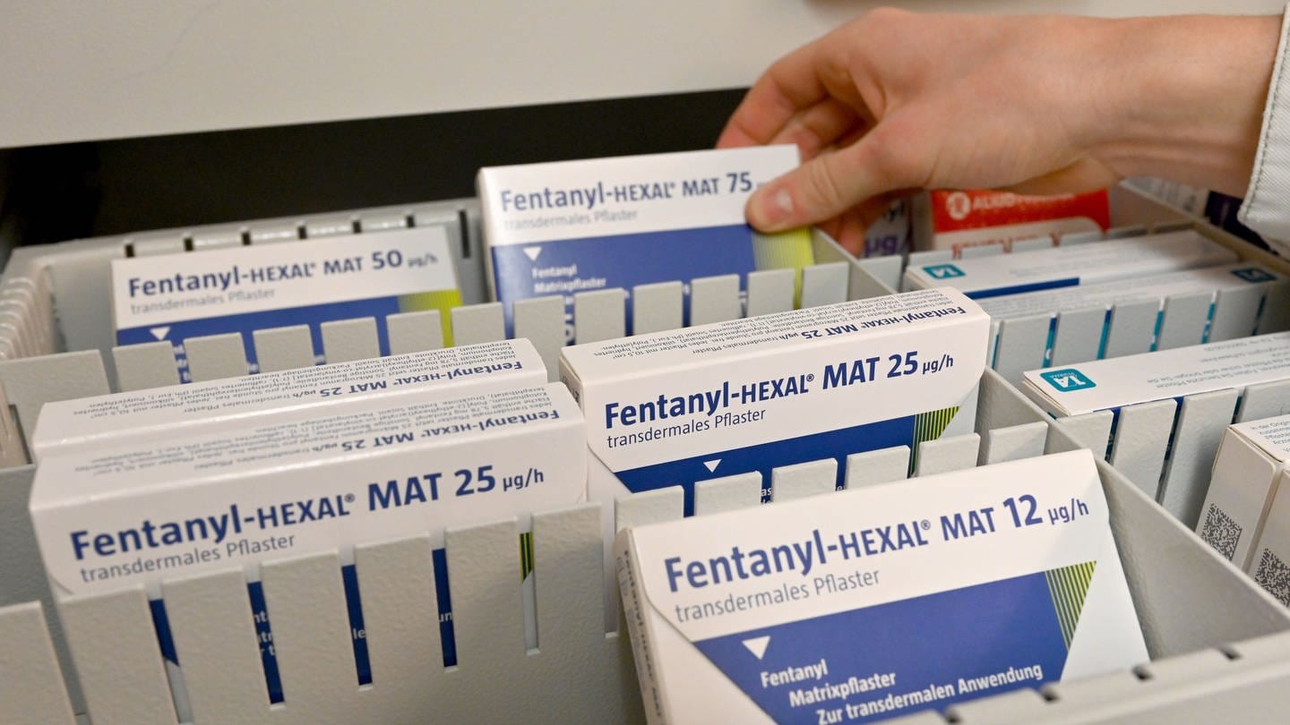 Pflaster mit dem Wirkstoff Fentanyl liegen in einer Apotheken-Schublade. Das Opioid kann abhängig machen.