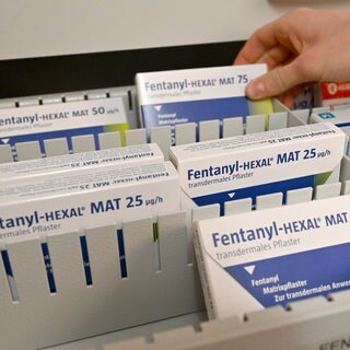 Pflaster mit dem Wirkstoff Fentanyl liegen in einer Apotheken-Schublade. Das Opioid kann abhängig machen.