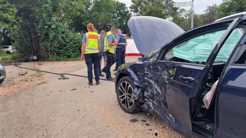 Der 22-jährige Motorradfahrer ist seitlich in das Auto der 38-Jährigen geprallt und durch die Luft geschleudert worden. 