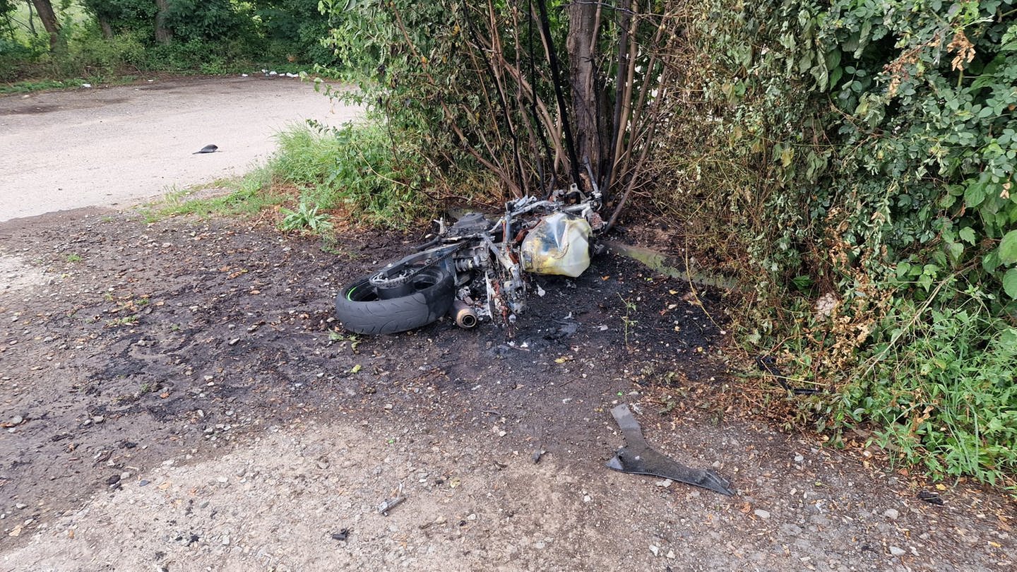 Das Motorrad des 22-Jährigen fing nach dem Aufprall sofort Feuer und wurde total zerstört. (BYC)