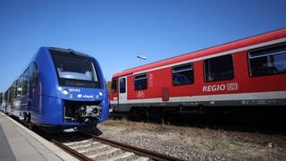 Ein Regionalzug der Deutschen Bahn und ein Regionalzug von Vlexx: beide werden in nächster Zeit nicht regelmäßig fahren können.