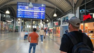 Am Mainzer Hauptbahnhof müssen sich Reisende wegen der Riedbahn-Sperrung darauf einstellen, dass die S6 nur noch stündlich abfährt. (SWR)