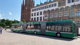 Nach dem Praxistest hat die Stadt Wiesbaden entschieden: Die megalangen Gelenkbusse werden doch nicht in Wiesbaden eingesetzt. (Rabea Amri)