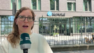 SWR-Reporterin Rabea Amri vor dem Mainzer Hotel, in den zwei Tote entdeckt wurden