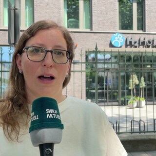 SWR-Reporterin Rabea Amri vor dem Mainzer Hotel, in den zwei Tote entdeckt wurden