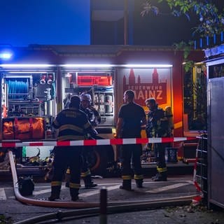 Einsatzkräfte der Feuerwehr Mainz bei einem Einsatz in der Nacht (Symbolbild). In Mainz-Gonsenheim hat es in einem Studentenwohnheim gebrannt