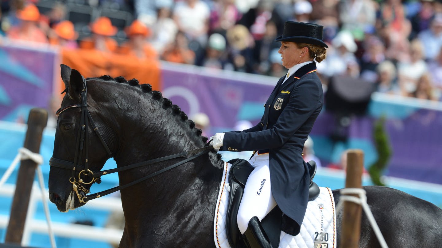 Dressurreiterin Dorothee Schneider auf ihrem Pferd bei nden olympischen Spielen 2012 in London. Bei ihrem Debut bei Olympia gewann Dorothee Schneider direlt Silber mit der Dressurmannschaft und erfüllte sich einen Traum.