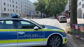 Zwei tödlich verletzte Menschen sind in einem Hotel in der Mainzer Rheinallee gefunden worden.