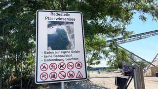 Ein Hinweisschild am Eingang der Badestelle des Pfarrwiesensee bietet den Badegästen zahlreiche Informationen zum Badeaufenthalt