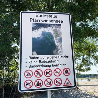 Ein Hinweisschild am Eingang der Badestelle des Pfarrwiesensee bietet den Badegästen zahlreiche Informationen zum Badeaufenthalt