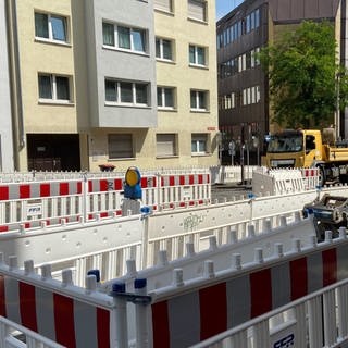 Rot-weisse Bauzäune sperren die Binger Straße komplett ab. 