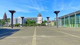 Auch auf dem trostlosen Jockel-Fuchs-Platz in Mainz ist es im Sommer sehr heiß. Unter dem Platz befindet sich eine Tiefgarage. Das ist ein Grund, warum eine Begrünung nicht so einfach nicht.