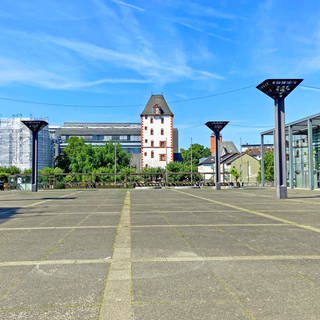 Auch auf dem trostlosen Jockel-Fuchs-Platz in Mainz ist es im Sommer sehr heiß. Unter dem Platz befindet sich eine Tiefgarage. Das ist ein Grund, warum eine Begrünung nicht so einfach nicht.