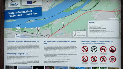 Ein Schild zeigt den Besuchern, des Naturschutzgebietes bei Bingen, was sie beachten müssen. 
