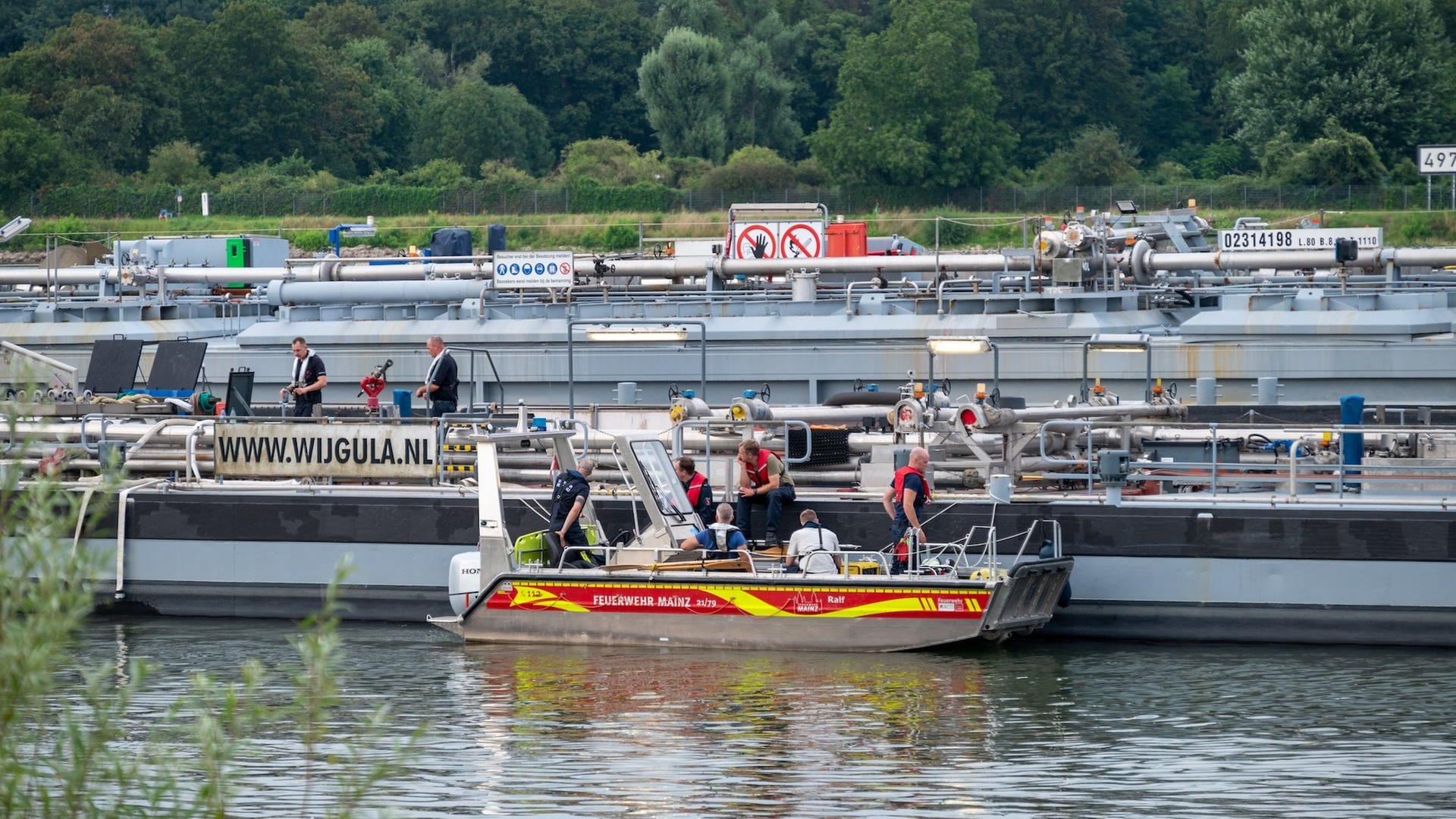 Tankschiff auf dem Rhein bei Mainz havariert