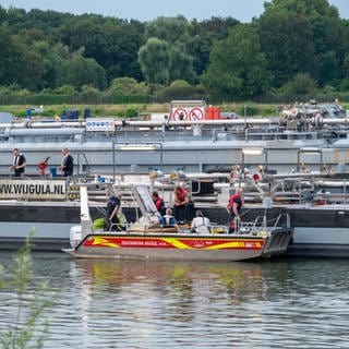 Auf dem Rhein bei Mainz ist am Samstagabend ein Tankschiff mit Salpetersäure havariert.