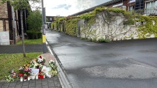 Das ist die Stelle in Mainz-Gonsenheim, wo die Radfahrerin von dem Auto überrollt wurde und gestorben ist. 