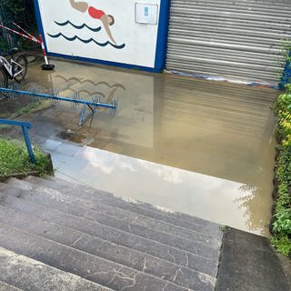 Der Boden des Windesheimer Freibads (Kreis Bad Kreuznach) wurde bei dem Unwetter am Samstag überflutet.