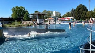 Kinder plantschen im Freibad Ingelheim.