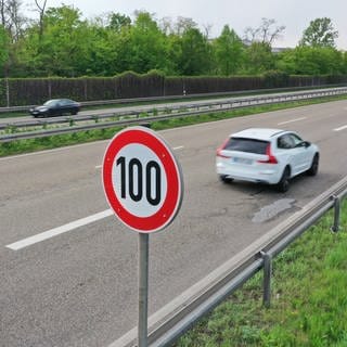 Symbolbild: Die Polizei hat auf der A60 einige Autofahrer angehalten, die deutlich zu schnell unterwegs waren.