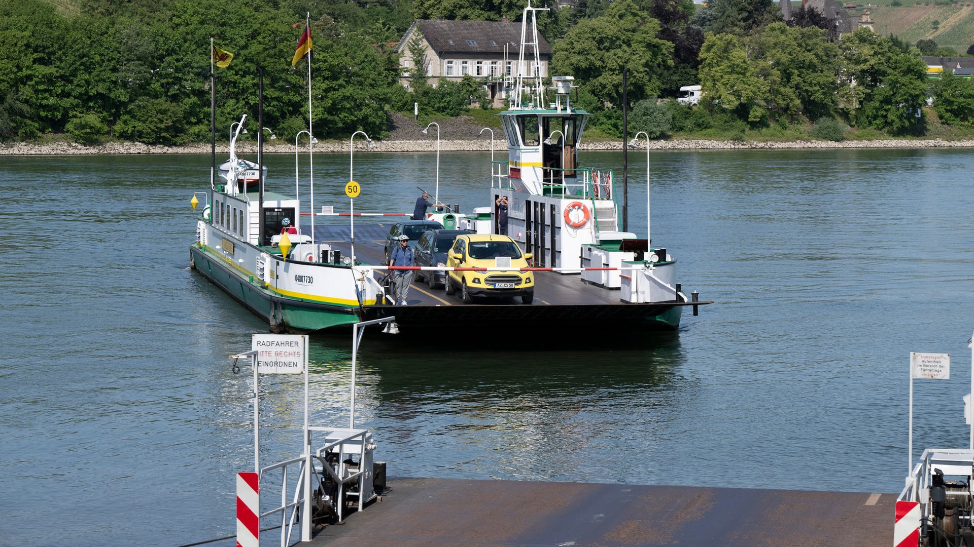 Frau rollt bei Nierstein mit Auto in den Rhein