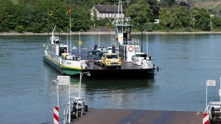 Die Rheinfähre zwischen Nierstein und Trebur. Eine Frau ist mit ihrem Auto von der Fähre in den Rhein gerollt