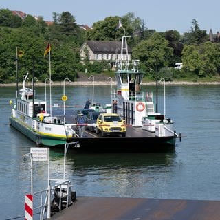 Die Rheinfähre zwischen Nierstein und Trebur. Eine Frau ist mit ihrem Auto von der Fähre in den Rhein gerollt