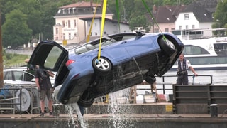 Ein von der Fähre Trebur nach Nierstein in den Rhein gestürztes Auto wird aus dem Fluss gehoben.