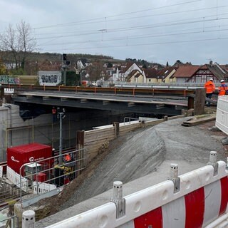 An der Großbaustelle der B420 in Nierstein im Kreis Mainz-Bingen wird nach über einem Jahr bauzeit die neue Eisenbahnbrücke eingelassen.  Für den Bau ist der Landesbetrieb Mobiltät zuständig.