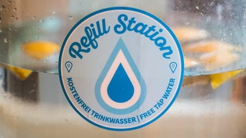 Der Aufkleber "Refill-Station" zeigt, in welchen Geschäften es kostenloses Trinkwasser gibt.