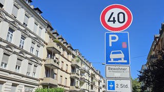 Das erste Tempo-40-Schild wurde heute in der Wiesbadener Innenstadt Höhe Sedanplatz aufgestellt.