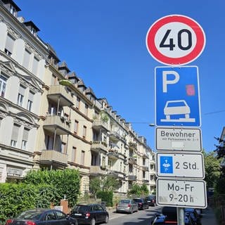 Das erste Tempo-40-Schild wurde heute in der Wiesbadener Innenstadt Höhe Sedanplatz aufgestellt.