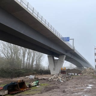 Die Vorlandbrücke in Mainz Mombach, während der Bauarbeiten im Januar 2023